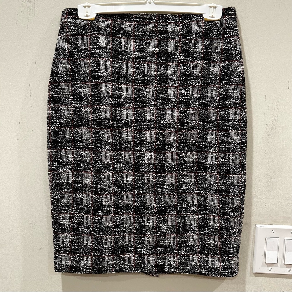 Ann Taylor tweed pencil skirt black, white, red plaid pattern. Size 8.